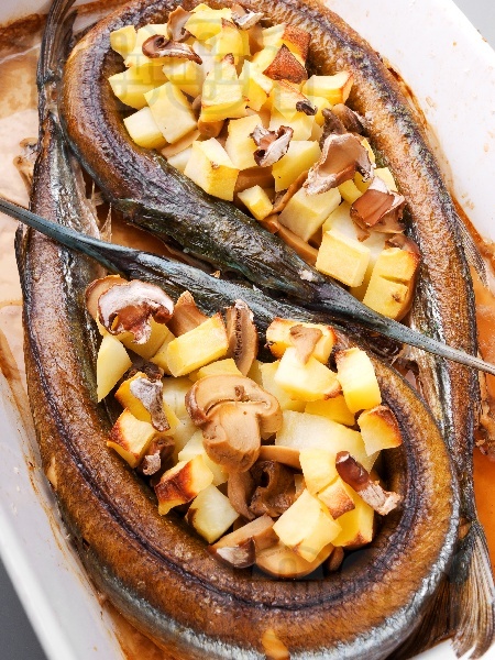 Печена риба зарган с картофи и гъби печурки на фурна - снимка на рецептата
